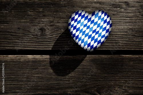 Weiß/Blaues Lebkuchenherz vor holuhintergrund