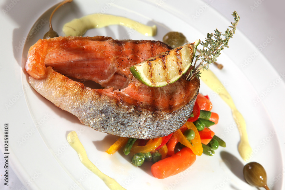 Grilled trout with vegetables and baked lime Grilled trout with vegetables and baked lime