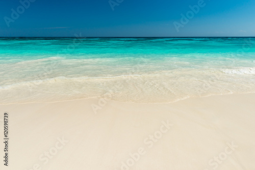 tropical beach © yotrakbutda