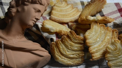 Hojaldre Pasta sfoglia Pâte feuilletée Puff pastry Blätterteig Feuilletage عجينة منتفخة Listové těsto 퍼프 페이스트리 בצק עלים Слойка Ciasto francuskie Bladerdeeg Voitaikina Smördeg 酥皮 Massa folhada Foitaj  photo