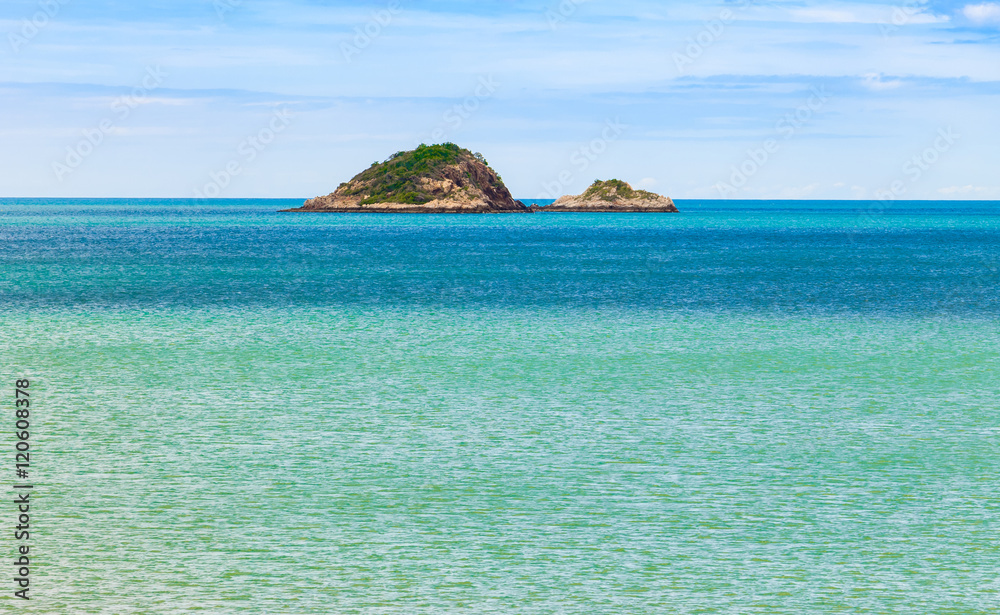 Fototapeta premium Mountain in the middle of the sea, Thailand