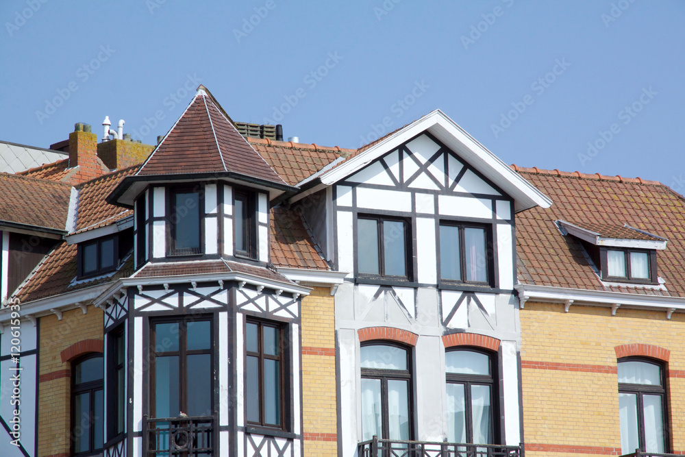 Historische Bäderarchitektur in De Haan, Belgien vor blauem Himmel
