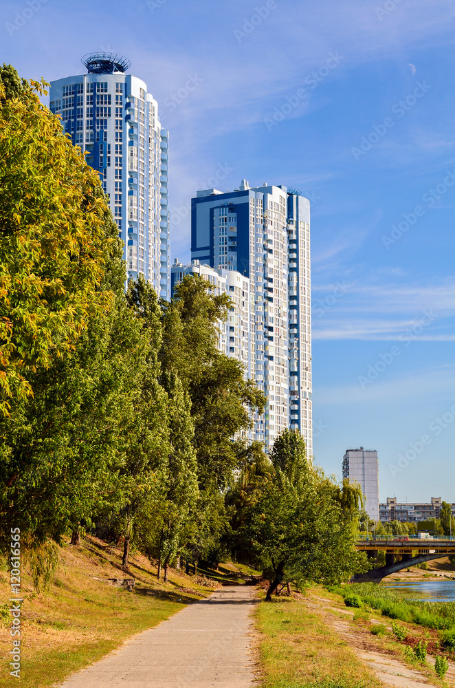 Fototapeta premium Skyscraper in the trees. The scene in the city.