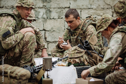 british soldiers team eating on the battlefield