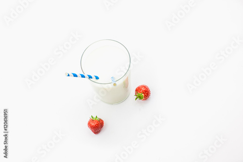 Ein Glas Milch und frische Erdbeeren zum Fr  hst  ck 