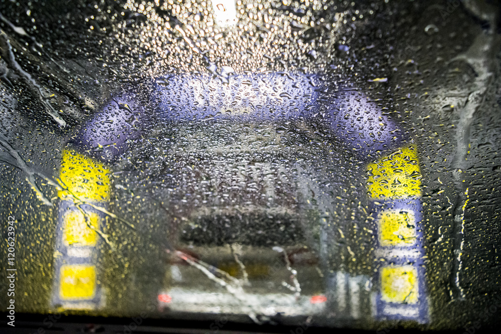 Foto de Contactless carwash. Automatic car wash. Drops and streams of