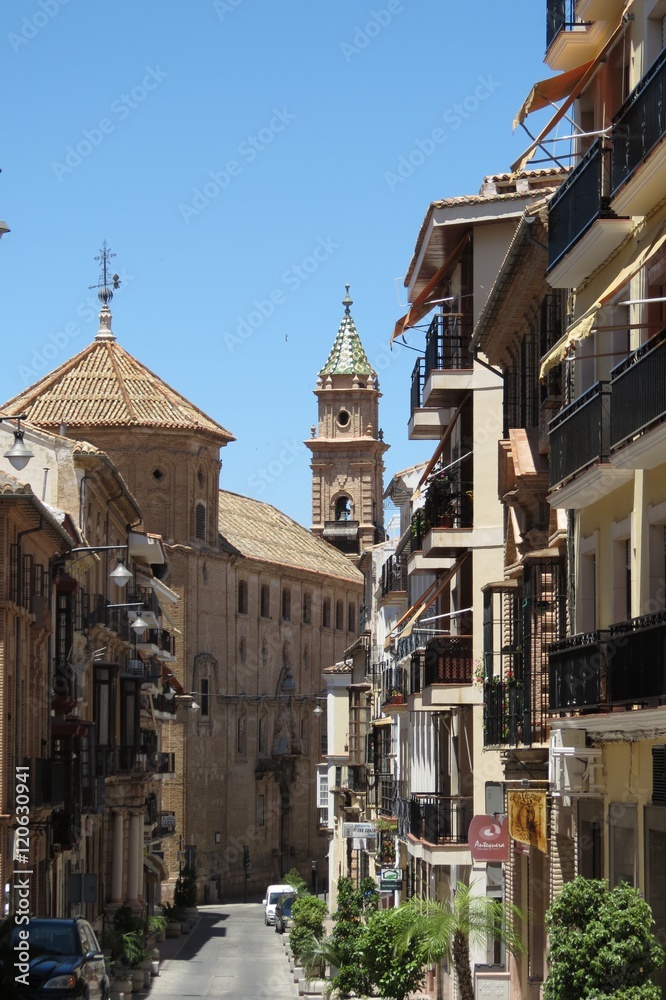 Espagne - Andalousie - Antequera - La rue Lucena et le Couvent de Madre de Dios de Monteagudo