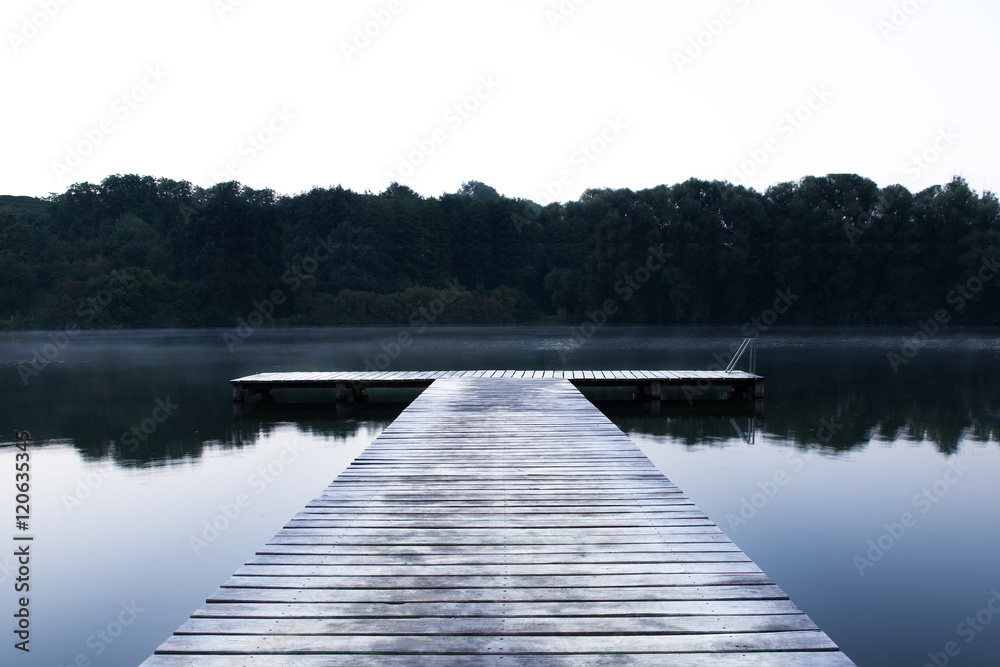 Einsamer Steg in einem See