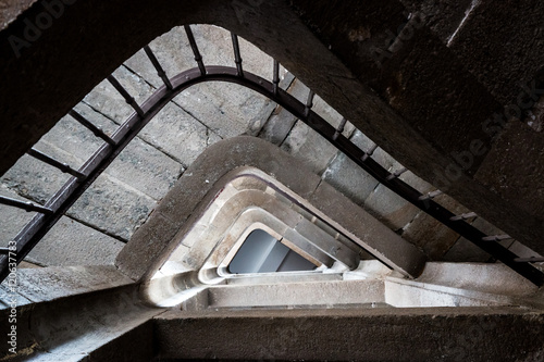 Escalier en pierre dans un vieil immeuble