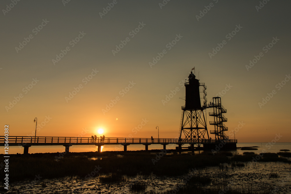 Wurster Nordseeküste - alter Leuchtturm Wurster Nordseeküste - Obereversand mit Beobachtern des Sonnenuntergangs