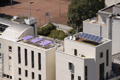Panneaux solaires sur le toit d'un immeuble à Paris photo