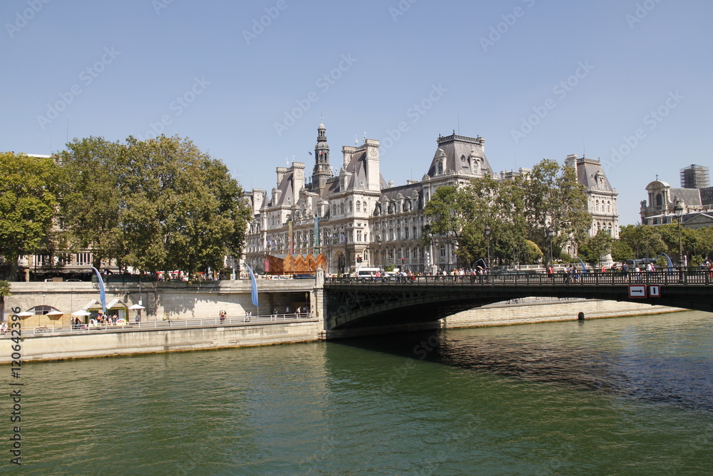 Quais de Seine et Hôtel de ville à Paris