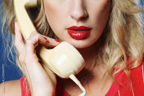 femme sexy glamour style années 1980 téléphonant photo