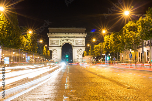 Famous Arc de Triomphe in Paris, France © Hugo Félix