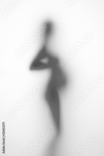 Fototapeta sylwetka kobiety w ciąży z boku na jasnym tle