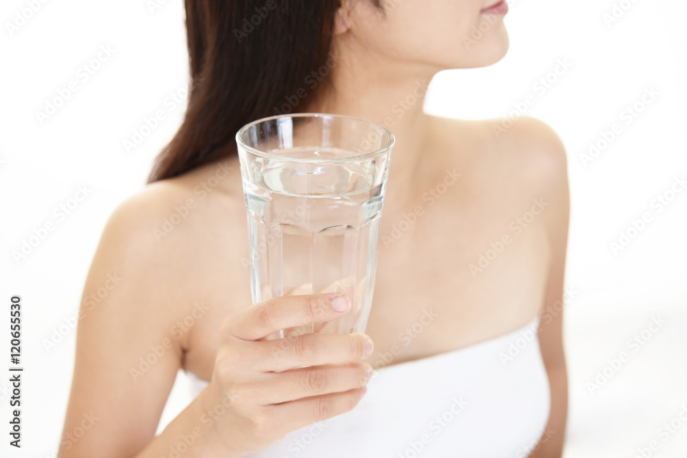 お水を飲む女性 お水を飲む女性