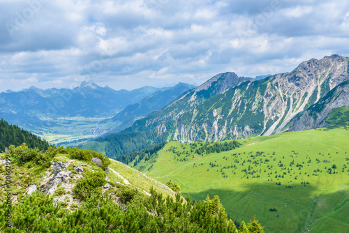 Fototapeta Naklejka Na Ścianę i Meble -  Beautiful landscape of Alps in Germany - Hiking in the mountains