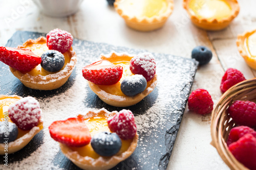 Konstfotografi Preparing berries tartlets