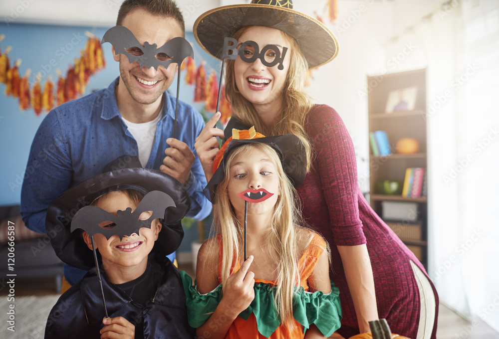 Obraz premium Family has fun in Halloween time