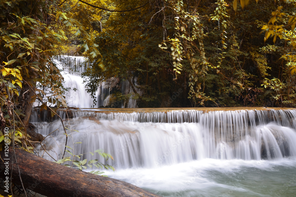 Obraz premium Huai Mae Kamin The waterfall is located on Srinakarin Dam Nation