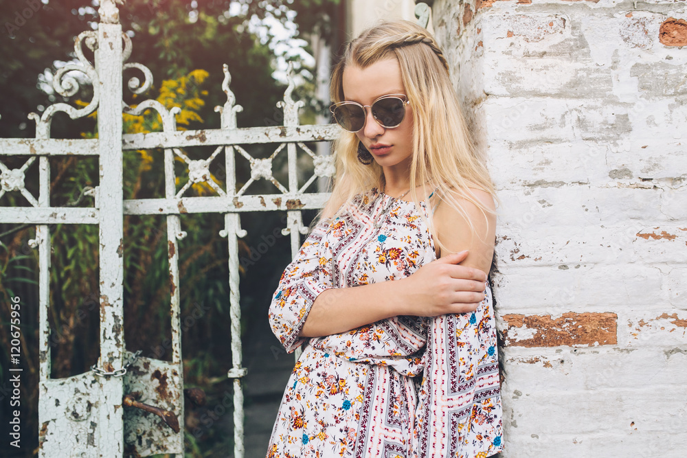 Obraz premium Stylish hippie girl walking down the street and enjoying life.