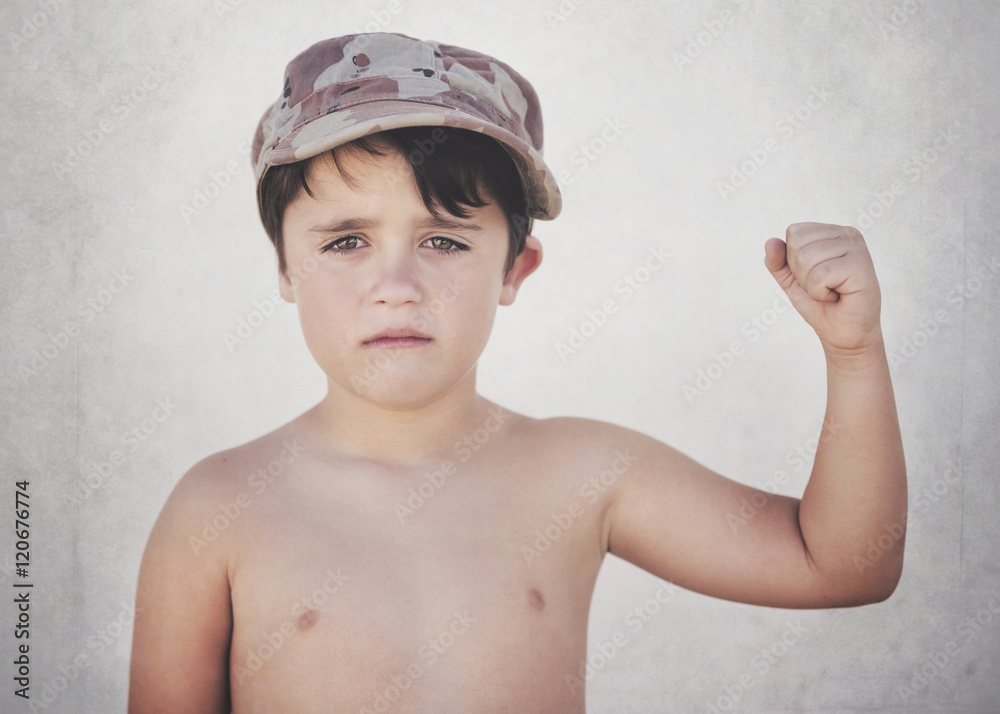 niño con el puño cerrado Stock Photo | Adobe Stock