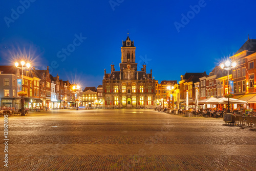Fototapeta Naklejka Na Ścianę i Meble -  City Hall and typical Dutch houses on the Markt square in the center of the old city at night, Delft, Holland, Netherlands
