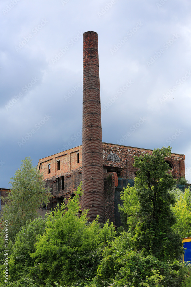Komin i ruiny starej fabryki - obrazy, fototapety, plakaty 