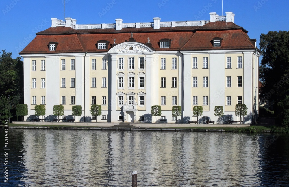 Schloss Köpenick / Blick über die Dahme auf die Uferfassade von Schloss Köpenick in Berlin