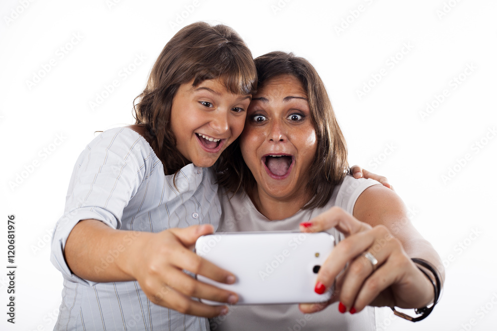 Madre e hija mirando el móvil Madre e hija mirando el móvil