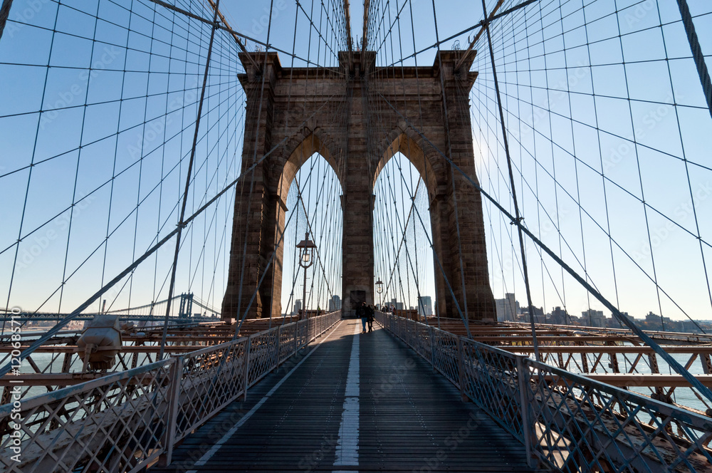 Obraz premium Przejdź przez most Brooklyn Bridge podświetlany