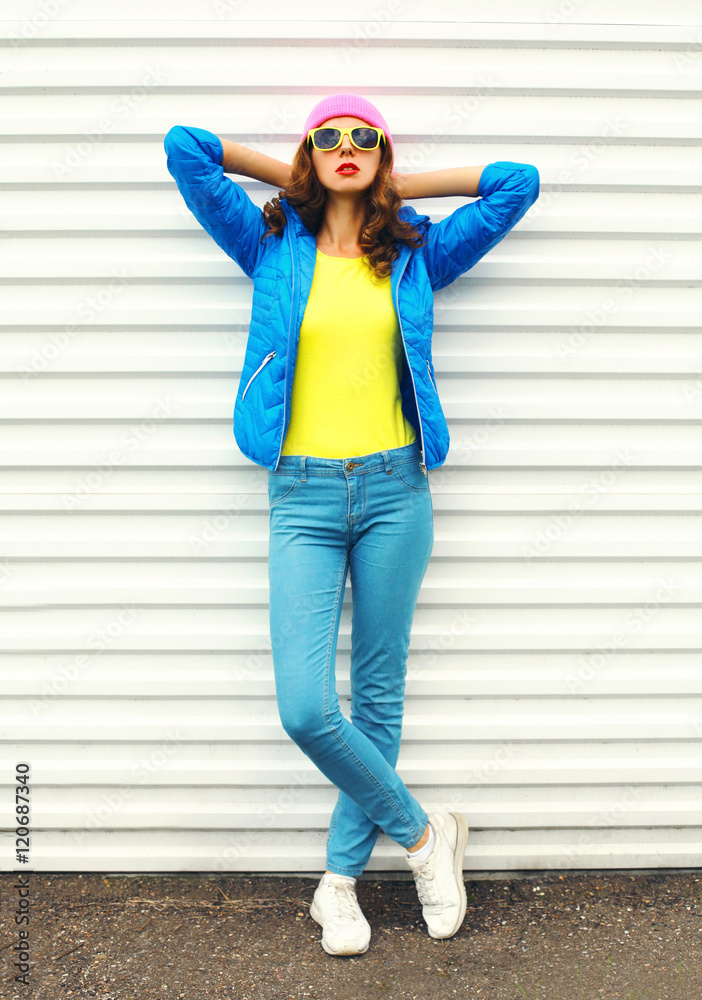 Obraz premium Fashion pretty woman model in colorful clothes posing over white