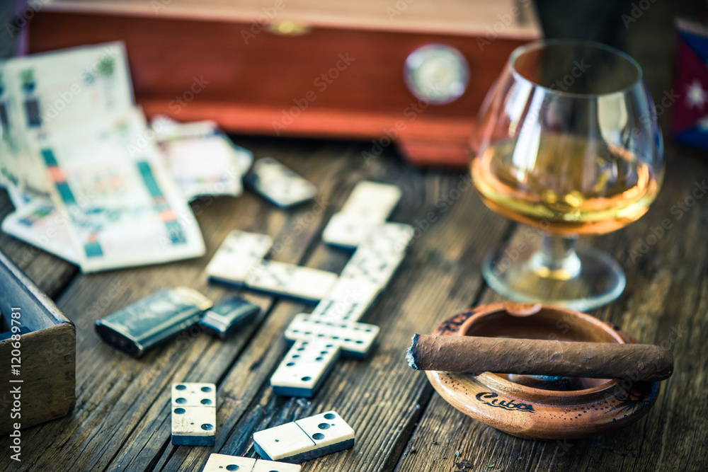 Merchandising Rejse Forretningsmand traditional cuban domino game, cigars and rum Stock-foto | Adobe Stock