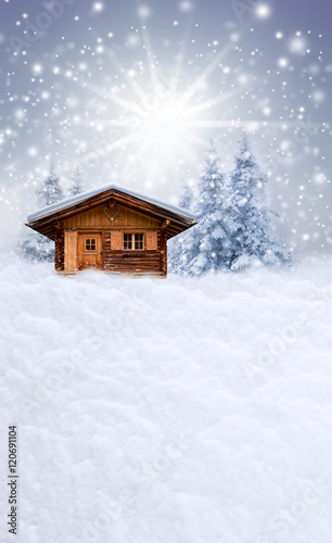 Verschneiter Weihnachtshintergrund mit Schihütte
