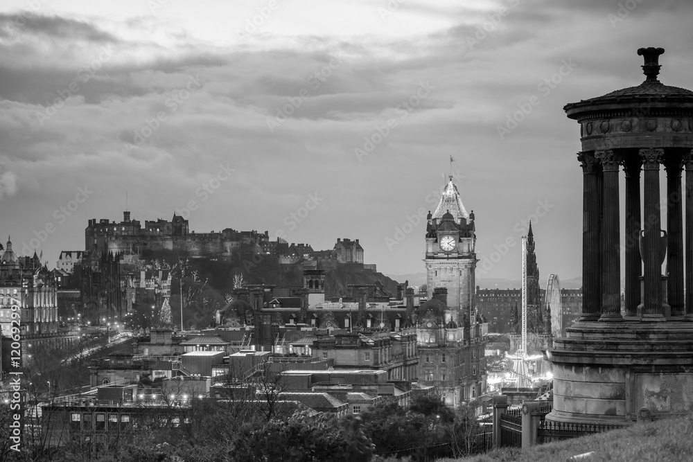 Fototapeta premium Old town Edinburgh and Edinburgh castle
