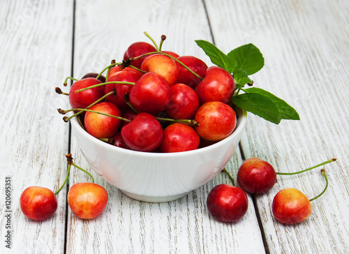 Bowl with sweet cherry merry