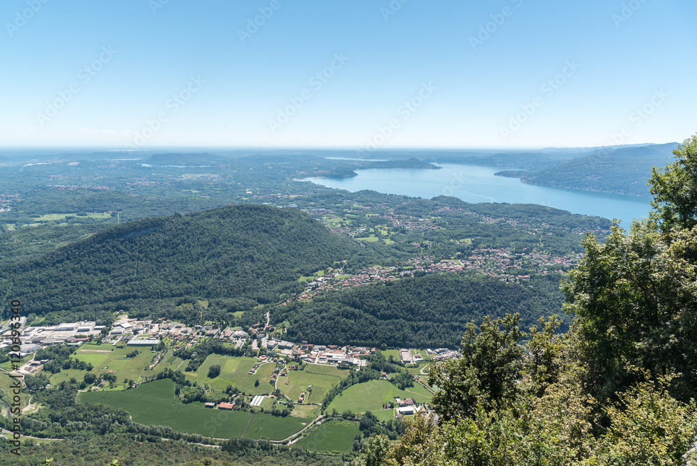 Blick vom Sasso del Ferro auf einen Landeplatz für Gleitschirme und Drachenflieger, im Hintergrunfden der Lago Maggiore in südlicher Richtung Blick vom Sasso del Ferro auf einen Landeplatz für Gleitschirme und Drachenflieger, im Hintergrunfden der Lago Maggiore in südlicher Richtung