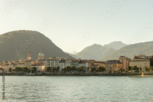 Stadtpanorama Verbania-Intra aus der Sicht von Laveno-Mombello über den Lago Maggiore Italien