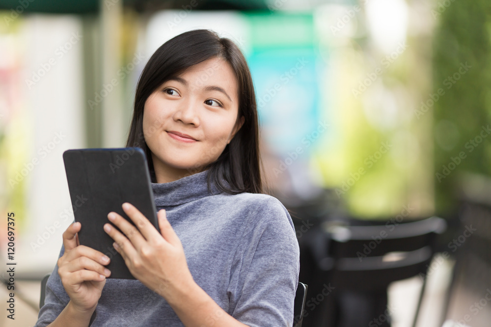Fototapeta premium Woman using tablet in a coffee shop
