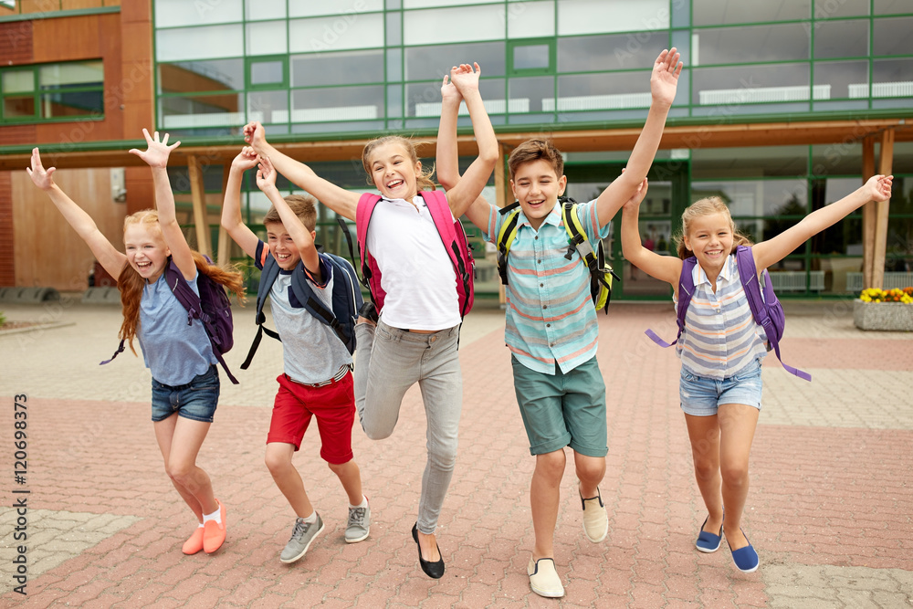 Obraz premium group of happy elementary school students running