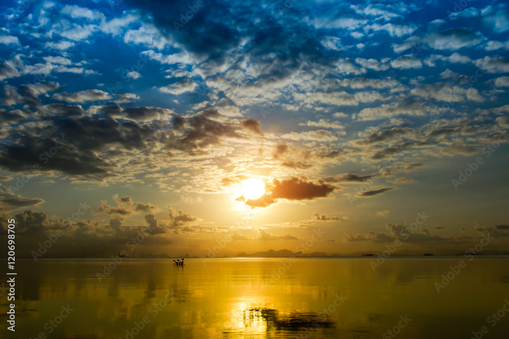 Fototapeta premium Sunset sky and clouds over the lake, Thailand.