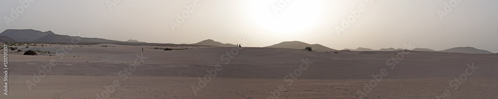 Fuerteventura, Isole Canarie: le dune di sabbia del parco naturale di Corralejo al tramonto il 29 agosto 2016: 11 chilometri di dune formatesi dalla sabbia del Sahara portata dal vento