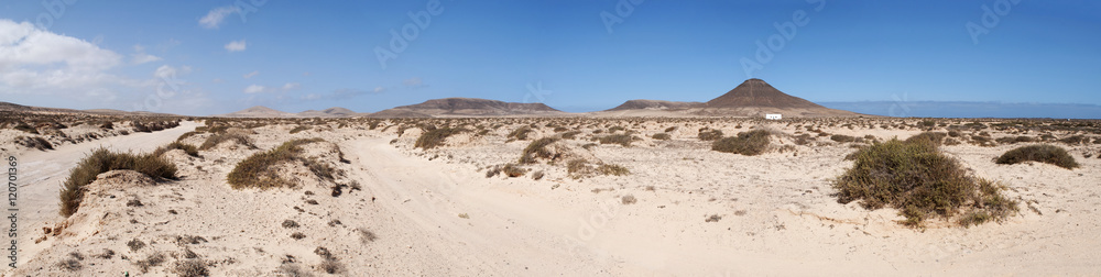 Fuerteventura, Isole Canarie: il paesaggio dell'isola con le montagne e le dune di sabbia il 31 agosto 2016