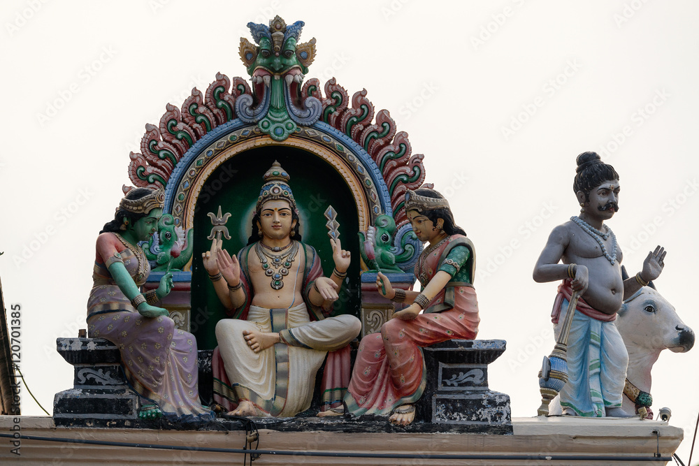 Fototapeta premium Hinduism statue of Sri Mariamman temple in Singapore