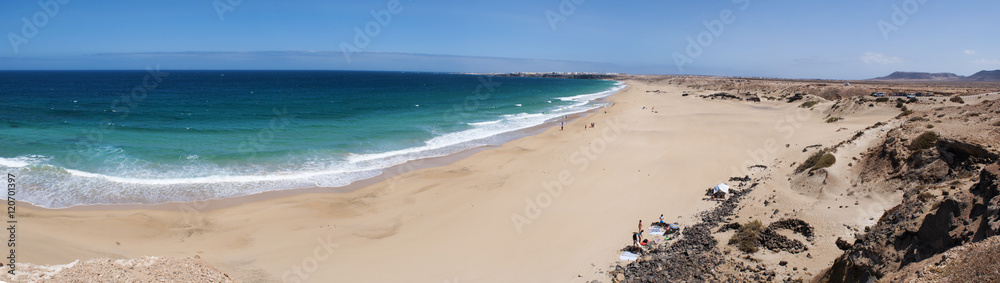 Fuerteventura, Isole Canarie: vista panoramica della Playa del Castillo, la spiaggia del Castello, una delle spiagge più famose dell'area nord ovest vicino a El Cotillo, il 31 agosto 2016