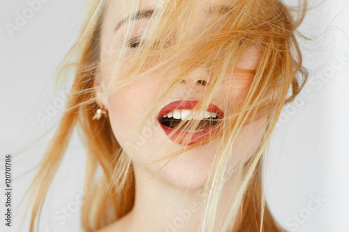 Foto Enjoying something red-haired woman, close up
