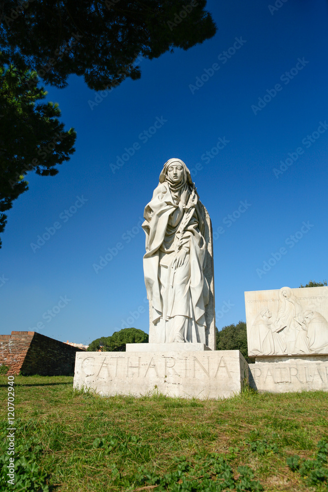 Obraz premium monument of Catherine da Siena in Rome