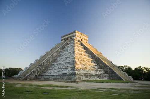 El Castillo, Chichen Itza, Yucatan, Mexico photo