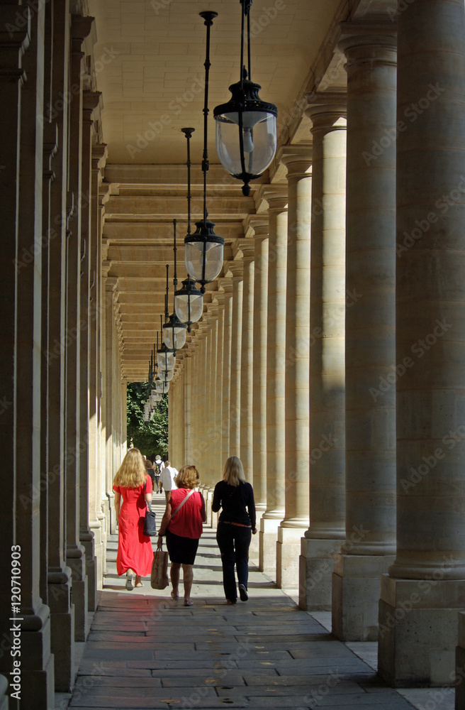 Flânerie matinale sous les arcades du Palais Royal à Paris, France Flânerie matinale sous les arcades du Palais Royal à Paris, France