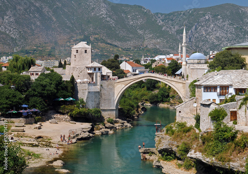 Старинный каменный мост через Неретву в городе Мостар в Боснии